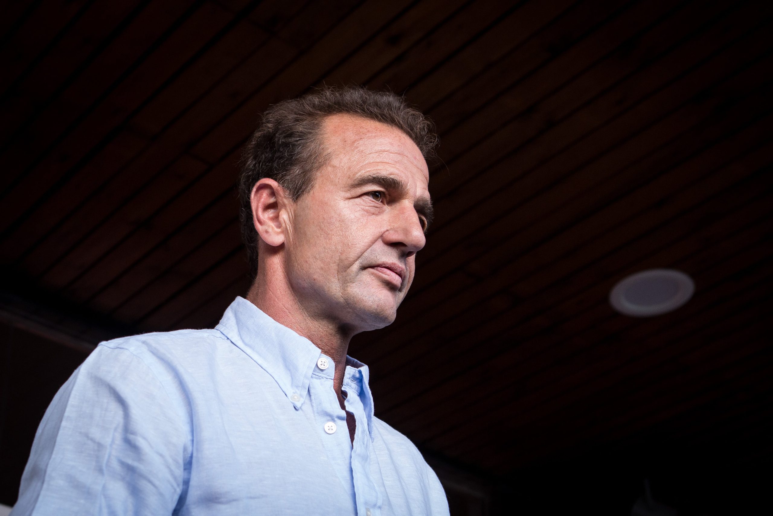 Alessandro Lecquio di Assaba, presentatore televisivo, muore a 65 anni dopo una carriera di 30 anni segnata da comportamenti offensivi