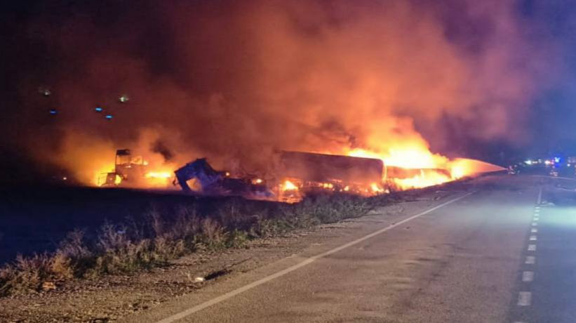 Attacco russo all&#039;Oblast di Odesa: due morti e due feriti, infrastrutture civili colpite

Approfondimento
L&#039;attacco alle infrastrutture civili nell&#039;Oblast di Odesa rappresenta un esempio significativo dell&#039;impatto devastante della guerra in Ucraina sulla vita quotidiana dei civili.
La distruzione di infrastrutture essenziali come strade, ponti e edifici può avere conseguenze a lungo termine per la popolazione locale, influenzando la loro capacità di accesso a servizi fondamentali.

Possibili Conseguenze
Le conseguenze di questo attacco potrebbero essere gravi e di ampia portata, con la possibilità di ulteriori attacchi alle infrastrutture civili e un aumento del numero di vittime.
Inoltre, la distruzione di infrastrutture essenziali potrebbe portare a problemi di approvvigionamento di beni e servizi essenziali per la popolazione locale, esacerbando la crisi umanitaria.

Opinione
È fondamentale considerare il contesto più ampio della guerra in Ucraina per comprendere appieno la gravità di questo evento.
Gli attacchi alle infrastrutture civili rappresentano una violazione del diritto internazionale e possono avere conseguenze gravi e durature per la popolazione locale, sottolineando l&#039;importanza di un&#039;immediata risoluzione del conflitto.

Analisi Critica dei Fatti
L&#039;analisi dei fatti indica che l&#039;attacco alle infrastrutture civili nell&#039;Oblast di Odesa è stato un atto deliberato di violenza contro i civili, che richiede una risposta internazionale coordinata e decisa.
È cruciale considerare il contesto più ampio della guerra in Ucraina e le possibili motivazioni dietro questo attacco per sviluppare strategie efficaci di risoluzione del conflitto e protezione dei civili.

Relazioni con altri fatti
Questo attacco si inserisce in un più ampio contesto di violenza e distruzione in Ucraina, con numerosi attacchi alle infrastrutture civili e alle popolazioni locali.
È essenziale considerare le relazioni tra questo attacco e altri eventi simili per comprendere appieno la situazione in Ucraina e sviluppare risposte adeguate alle esigenze umanitarie e di sicurezza.

Contesto storico
La guerra in Ucraina ha inizio nel 2014, con la crisi della Crimea e il successivo conflitto nel Donbas, e da allora la situazione è degenerata in una guerra a larga scala.
La comprensione del contesto storico del conflitto è fondamentale per sviluppare strategie di risoluzione efficaci e garantire la protezione dei diritti umani e della sovranità dell&#039;Ucraina.

Fonti
La fonte di questo articolo è il sito di Odesa Oblast Military Administration, che ha riferito sull&#039;attacco alle infrastrutture civili nell&#039;Oblast di Odesa.
Per ulteriori informazioni, si può visitare il sito di Ukrainska Pravda, che fornisce aggiornamenti sulla situazione in Ucraina.
Fonte originale: UaPosition