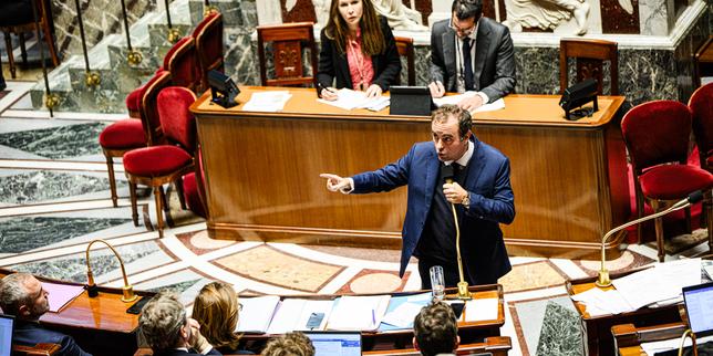 Crisi del budget 2026 in Francia: il primo ministro Sébastien Lecornu avverte di un possibile collasso finanziario 

Introduzione
Il primo ministro francese, Sébastien Lecornu, ha espresso preoccupazione riguardo alla situazione del budget 2026, affermando che &quot;possiamo cadere in qualsiasi momento&quot;. Questa dichiarazione è stata fatta prima della ripresa dei dibattiti all&#039;Assemblée nazionale lunedì.

La situazione del budget
Dopo diversi giorni di dibattiti intensi, la situazione del budget rimane delicata. Il primo ministro è costretto a constatare i blocchi persistenti, definendo la situazione come &quot;una corsa di endurance molto incerta&quot;. Ha inoltre affermato che &quot;se le opposizioni vogliono censurare, lo faranno&quot;.

Approfondimento
La dichiarazione del primo ministro sottolinea la difficoltà del governo nel gestire la situazione del budget. La mancanza di un accordo tra le parti politiche sta creando un&#039;atmosfera di incertezza e di tensione.

Possibili Conseguenze
Le conseguenze di un eventuale blocco del budget potrebbero essere gravi, con possibili ripercussioni sull&#039;economia e sulla società francese. È importante che le parti politiche trovino un accordo per evitare una crisi finanziaria.

Opinione
La situazione del budget 2026 è un esempio di come la politica possa influenzare l&#039;economia e la società. È fondamentale che i leader politici trovino un accordo per il bene del paese.

Analisi Critica dei Fatti
La dichiarazione del primo ministro è un segnale di allarme che sottolinea la necessità di trovare un accordo tra le parti politiche. La mancanza di un accordo potrebbe avere conseguenze negative sull&#039;economia e sulla società francese.

Relazioni con altri fatti
La situazione del budget 2026 è legata ad altri eventi politici ed economici in Francia. È importante considerare il contesto più ampio per comprendere le conseguenze di un eventuale blocco del budget.

Contesto storico
La storia della Francia è segnata da momenti di crisi finanziaria e politica. La situazione del budget 2026 è un esempio di come la politica possa influenzare l&#039;economia e la società.

Fonti
La fonte di questo articolo è Le Parisien. L&#039;articolo originale può essere trovato al seguente link: EN DIRECT, budget 2026 : « On peut chuter à n’importe quel moment », reconnaît Sébastien Lecornu, avant la reprise des débats à l’Assemblée lundi