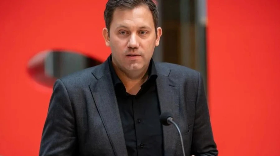 Richiesta del Vice Cancelliere tedesco di bloccare le importazioni di acciaio russo: un ulteriore passo verso l&#039;isolamento economico della Russia

Approfondimento
La richiesta del Vice Cancelliere tedesco di bloccare tutte le importazioni di acciaio dalla Russia è un ulteriore passo verso l&#039;isolamento economico della Russia a seguito dell&#039;invasione dell&#039;Ucraina. Le sanzioni dell&#039;UE contro la Russia sono state gradualmente aumentate nel corso degli ultimi anni, con l&#039;obiettivo di limitare la capacità della Russia di finanziare la sua macchina da guerra.

Possibili Conseguenze
La chiusura del mercato europeo alle importazioni di acciaio russo potrebbe avere conseguenze significative per l&#039;industria dell&#039;acciaio russa e per l&#039;economia russa nel suo complesso. Potrebbe anche avere un impatto sul mercato globale dell&#039;acciaio, poiché la Russia è un importante produttore di acciaio.

Opinione
La decisione del Vice Cancelliere tedesco di chiedere la chiusura del mercato europeo alle importazioni di acciaio russo è un segno della determinazione dell&#039;UE di prendere misure più severe contro la Russia. Tuttavia, è importante considerare le possibili conseguenze di tale decisione e assicurarsi che le misure adottate siano proporzionate e efficaci nel raggiungere l&#039;obiettivo di limitare la capacità della Russia di finanziare la sua macchina da guerra.

Analisi Critica dei Fatti
La richiesta del Vice Cancelliere tedesco di bloccare tutte le importazioni di acciaio dalla Russia è basata sulla convinzione che le sanzioni siano un efficace strumento per limitare la capacità della Russia di finanziare la sua macchina da guerra. Tuttavia, è importante considerare anche le possibili conseguenze negative di tale decisione, come l&#039;impatto sul mercato globale dell&#039;acciaio e sulla economia russa.

Relazioni con altri fatti
La decisione del Vice Cancelliere tedesco di chiedere la chiusura del mercato europeo alle importazioni di acciaio russo è legata alle sanzioni dell&#039;UE contro la Russia e all&#039;invasione dell&#039;Ucraina. È anche legata alle misure adottate dall&#039;UE per limitare la capacità della Russia di finanziare la sua macchina da guerra.

Contesto storico
La crisi tra la Russia e l&#039;Ucraina ha avuto inizio nel 2014, quando la Russia ha annesso la Crimea. Da allora, la situazione è degenerata e l&#039;UE ha adottato sanzioni contro la Russia per limitare la sua capacità di finanziare la sua macchina da guerra.

Fonti
La fonte di questo articolo è ntv, come segnalato da European Pravda. Ulteriori informazioni possono essere trovate sul sito web di European Pravda, https://www.n-tv.de/politik/05-48-Russland-baut-Beziehungen-zu-China-angesichts-von-Sanktionen-aus--article23143824.html.