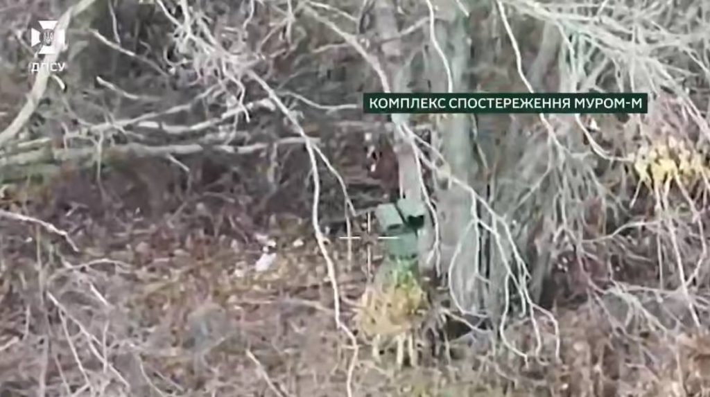 Ucraina: le guardie di frontiera distruggono un sistema di sorveglianza russo Murom-M nella regione di Kharkiv

Approfondimento
Le guardie di frontiera ucraine del Battaglione Hart hanno distrutto un sistema di sorveglianza russo Murom-M a lungo raggio sulla frontiera di South Slobozhanshchyna, vicino alla città di Vovchansk, nella regione di Kharkiv. Il sistema di sorveglianza russo era utilizzato per rilevare truppe e attrezzature ucraine.

Possibili Conseguenze
La distruzione del sistema di sorveglianza russo Murom-M potrebbe avere conseguenze significative per le operazioni militari nella regione. La perdita di questo sistema potrebbe ridurre la capacità delle forze russe di rilevare e rispondere alle mosse delle truppe ucraine, dando un vantaggio strategico all&#039;Ucraina.

Opinione
Non è possibile esprimere un&#039;opinione in merito a questo evento, poiché si tratta di un fatto verificabile. Tuttavia, è importante notare che la distruzione del sistema di sorveglianza russo Murom-M è un evento significativo che potrebbe avere impatti sulla situazione militare nella regione.

Analisi Critica dei Fatti
L&#039;analisi dei fatti rivela che le guardie di frontiera ucraine hanno condotto un&#039;operazione efficace per distruggere il sistema di sorveglianza russo Murom-M. L&#039;uso di droni e la collaborazione tra le squadre di artiglieria e gli operatori di droni hanno permesso di raggiungere l&#039;obiettivo con successo.

Relazioni con altri fatti
La distruzione del sistema di sorveglianza russo Murom-M è parte di un contesto più ampio di operazioni militari nella regione. La situazione in Ucraina è complessa e coinvolge diverse parti, tra cui le forze ucraine, le forze russe e altri attori internazionali.

Contesto storico
La situazione in Ucraina è influenzata da una lunga storia di relazioni complesse tra l&#039;Ucraina e la Russia. La crisi attuale è il risultato di una serie di eventi e sviluppi che hanno portato a un conflitto armato nella regione.

Fonti
La fonte di questo articolo è il sito State Border Guard Service of Ukraine. Per sostenere Ukrainska Pravda, è possibile visitare il loro sito Patreon.