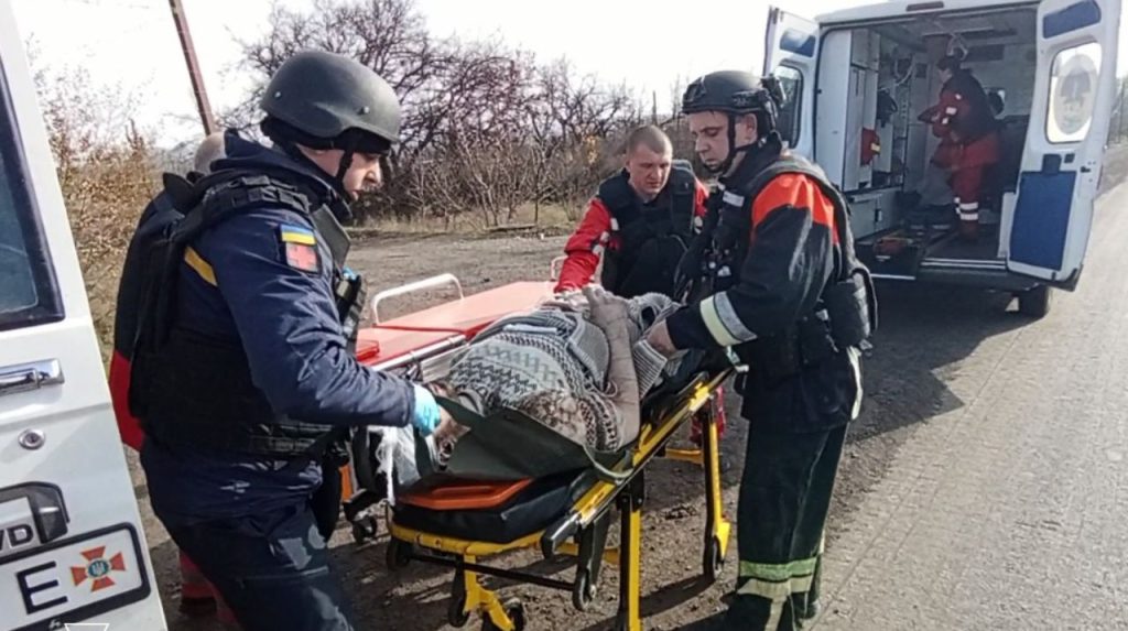 Uomo salvato dalle macerie di edificio residenziale dopo attacco aereo russo a Dobropillia