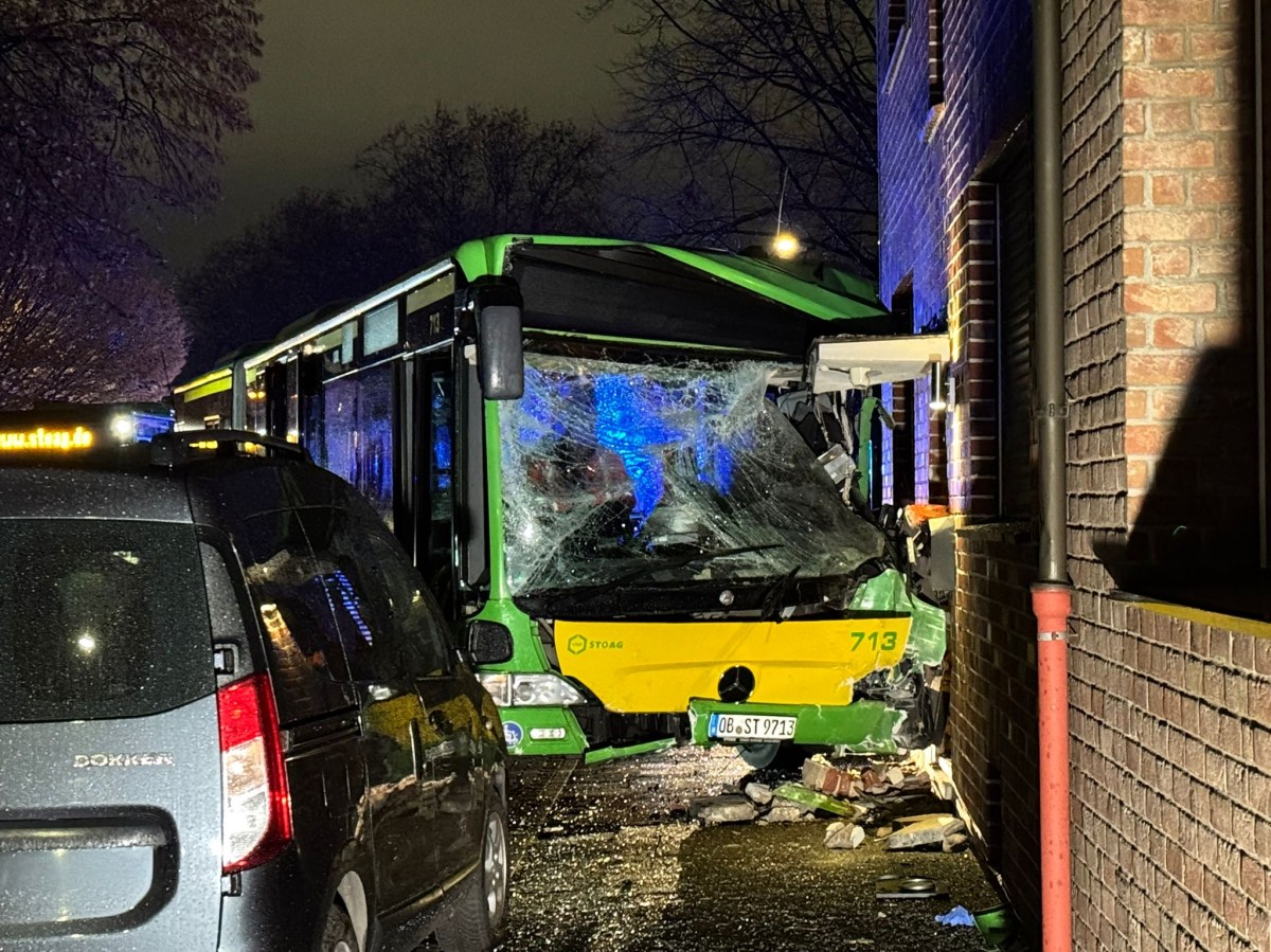 Autobus a Oberhausen collide con auto e parete di casa, più feriti