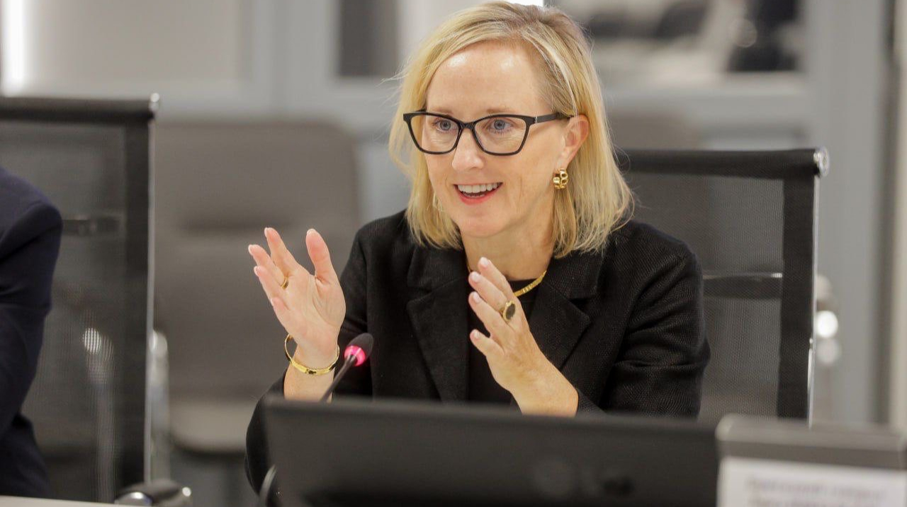 Julia Davis: gli Stati Uniti accelerano le trattative per porre fine alla guerra Ucraina‑Russia