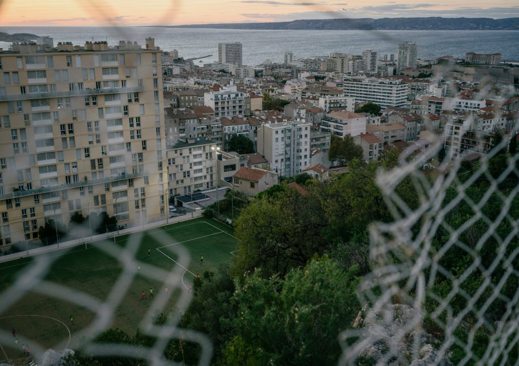 Giovane ucciso a Marsiglia in attacco mirato da moto con pistola 9 mm