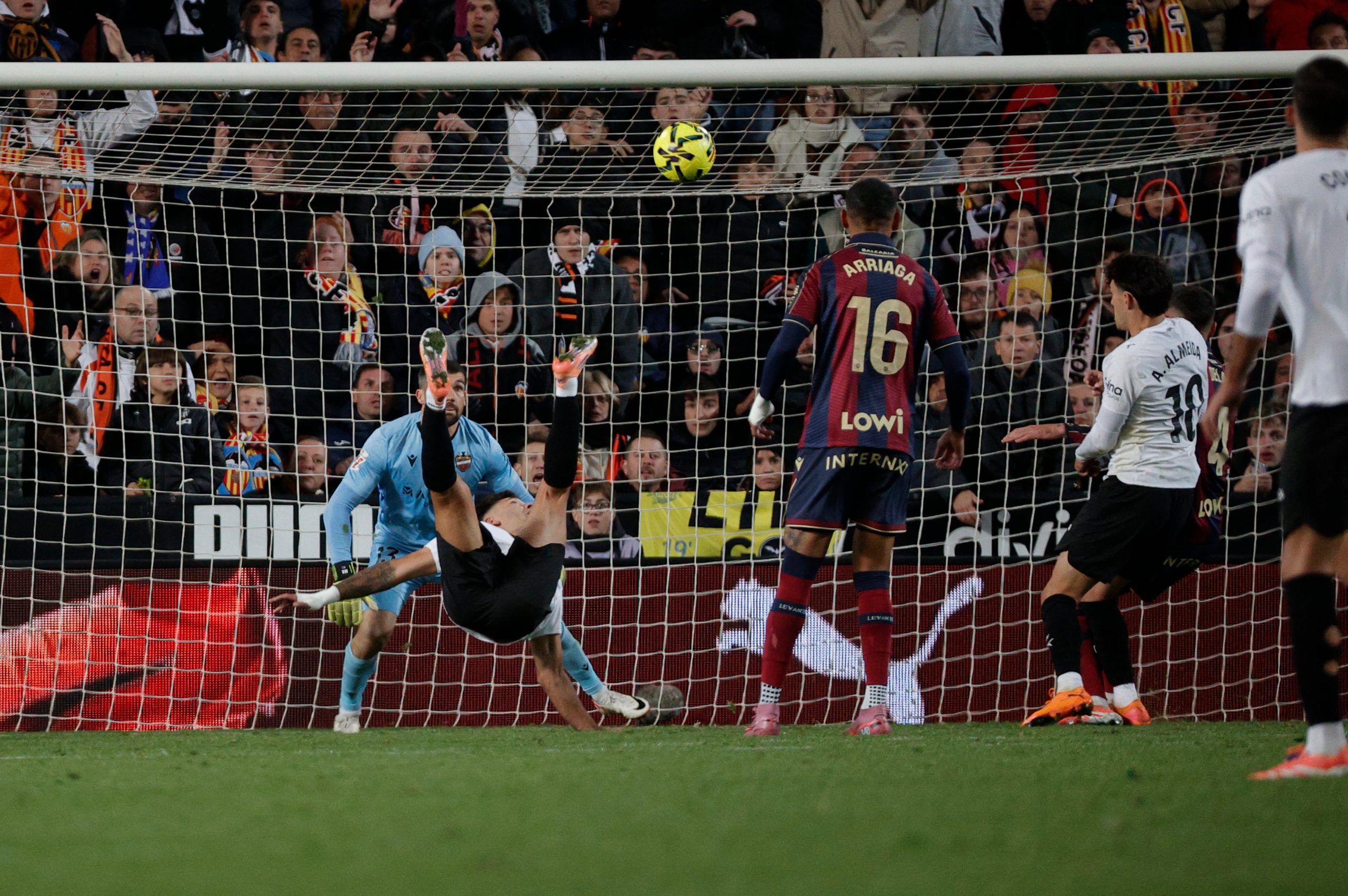 Hugo Duro segna una chilena per il Valencia e vince il derby contro il Levante