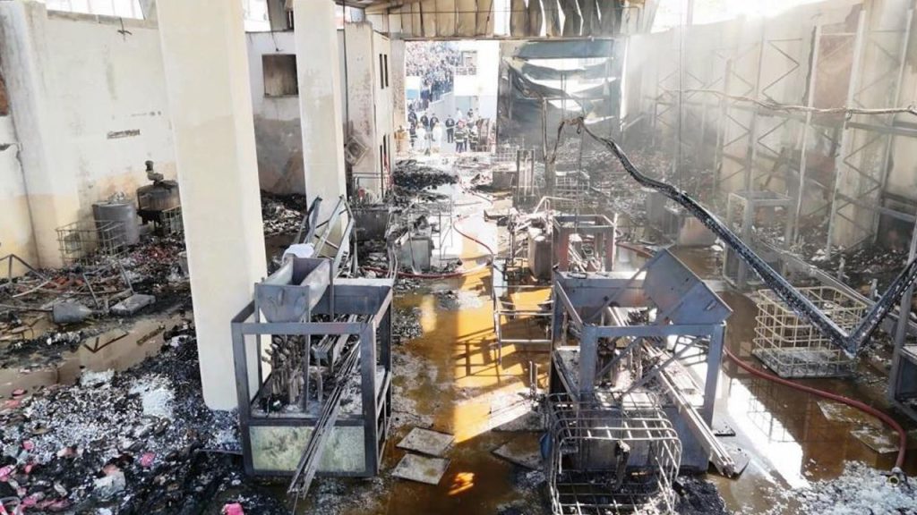 Incendio devastante in fabbrica di profumi a Kocaeli: 6 vittime e gravi conseguenze ambientali