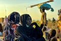 Il Silenzio della Comunità Internazionale di Fronte alle Atrocità in Darfur: Una Crisi Umanitaria in Continua Escalation 

Approfondimento
La situazione in Darfur, una regione del Sudan, è caratterizzata da violenze e abusi sui diritti umani da parte di vari gruppi armati. Le Nazioni Unite e altre organizzazioni internazionali hanno condannato più volte questi atti, ma sembra che la comunità internazionale non stia facendo abbastanza per fermare il conflitto.

Possibili Conseguenze
Le conseguenze di questo silenzio potrebbero essere disastrose. La mancanza di intervento internazionale potrebbe portare a un aumento delle violenze e a un peggioramento della situazione umanitaria in Darfur. Inoltre, il silenzio della comunità internazionale potrebbe essere visto come un segno di debolezza e di mancanza di volontà di agire contro le violazioni dei diritti umani.

Opinione
È opinione comune che la comunità internazionale debba fare di più per fermare il conflitto in Darfur. È necessario che i leader mondiali prendano una posizione ferma contro le violazioni dei diritti umani e che si adoperino per trovare una soluzione pacifica al conflitto.

Analisi Critica dei Fatti
Un&#039;analisi critica dei fatti rivela che la mancanza di intervento internazionale è dovuta in parte alla complessità del conflitto e alla difficoltà di trovare una soluzione pacifica. Tuttavia, è anche vero che la comunità internazionale ha la responsabilità di agire per proteggere i diritti umani e di prevenire ulteriori violenze.

Relazioni con altri fatti
La situazione in Darfur è legata ad altri conflitti e crisi umanitarie nella regione. La stabilità della regione è fondamentale per prevenire ulteriori violenze e per promuovere la pace e la sicurezza.

Contesto storico
Il conflitto in Darfur ha una lunga storia e risale al 2003, quando il governo sudanese ha iniziato a bombardare la regione. Da allora, il conflitto si è intensificato e ha portato a una crisi umanitaria di proporzioni enormi.

Fonti
Fonte: Haaretz