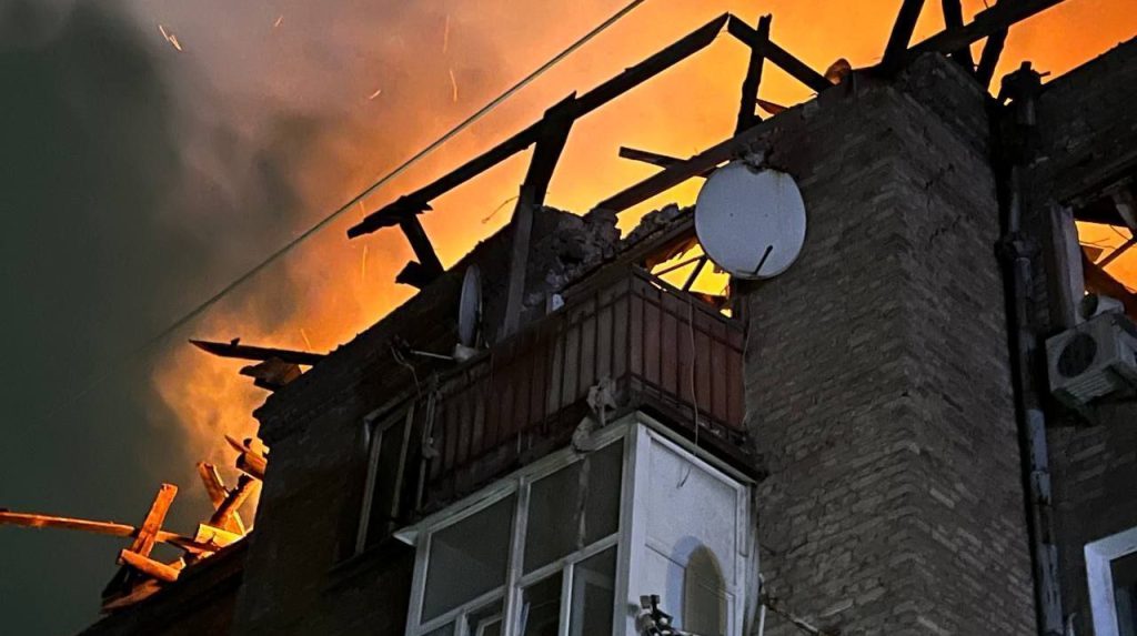 Attacco russo alla città di Kamianske in Ucraina: 8 feriti e ingenti danni alle infrastrutture

Introduzione
Un attacco con droni russi ha colpito la città di Kamianske nell&#039;Oblast di Dnipropetrovsk, causando incendi e ferendo 8 persone. La notizia è stata confermata da Vladyslav Haivanenko, capo ad interim dell&#039;amministrazione militare dell&#039;Oblast di Dnipropetrovsk.

Approfondimento
L&#039;attacco russo a Kamianske è solo l&#039;ultimo episodio di una lunga serie di aggressioni contro l&#039;Ucraina. La comunità internazionale deve continuare a sostenere l&#039;Ucraina nella sua lotta per la libertà e la sovranità. L&#039;attacco ha causato ingenti danni alle infrastrutture, compresa un&#039;azienda di trasporti e diverse auto nella città.

Possibili Conseguenze
Le conseguenze di questo attacco potrebbero essere gravi, con possibili danni alle infrastrutture e alle vite umane. È fondamentale che la comunità internazionale si mobiliti per aiutare l&#039;Ucraina a ricostruire e a riprendersi da questo attacco. Inoltre, l&#039;attacco potrebbe avere un impatto significativo sulla stabilità della regione e sulla sicurezza degli abitanti.

Opinione
È importante notare che l&#039;attacco russo a Kamianske è un chiaro esempio della violazione dei diritti umani e del diritto internazionale. La comunità internazionale deve condannare fermamente questo atto di aggressione e sostenere l&#039;Ucraina nella sua lotta per la giustizia e la pace. L&#039;attacco è anche un esempio della necessità di una maggiore cooperazione internazionale per prevenire simili attacchi in futuro.

Analisi Critica dei Fatti
L&#039;analisi dei fatti rivela che l&#039;attacco russo a Kamianske è stato un atto di aggressione premeditato e calcolato. La comunità internazionale deve esaminare attentamente le prove e condannare fermamente questo atto di violenza. Inoltre, è importante analizzare le motivazioni dietro l&#039;attacco e lavorare per prevenire simili attacchi in futuro.

Relazioni con altri fatti
L&#039;attacco russo a Kamianske è solo uno degli ultimi episodi di una lunga serie di aggressioni contro l&#039;Ucraina. È importante notare che la comunità internazionale deve continuare a sostenere l&#039;Ucraina nella sua lotta per la libertà e la sovranità. Inoltre, l&#039;attacco è collegato ad altri eventi nella regione, come la crisi ucraina e la guerra nel Donbass.

Contesto storico
L&#039;attacco russo a Kamianske si inserisce nel contesto storico della crisi ucraina, che ha inizio nel 2014. La comunità internazionale deve comprendere il contesto storico di questo conflitto e sostenere l&#039;Ucraina nella sua lotta per la giustizia e la pace. Inoltre, è importante considerare le implicazioni storiche dell&#039;attacco e come esso si inserisce nella più ampia cornice della storia della regione.

Fonti
La fonte di questo articolo è Pravda.com.ua. L&#039;articolo originale può essere trovato al seguente link: https://www.pravda.com.ua/news/2023/03/15/7345415/