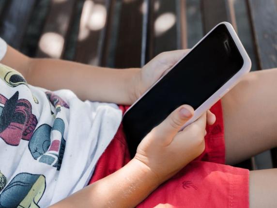Pediatri chiedono di vietare i cellulari ai bambini sotto i 13 anni: il ministro Valditara propone di non restituirli durante l’intervallo