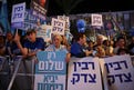 Decine di migliaia di persone si radunano a Tel Aviv per commemorare il 30° anniversario dell&#039;assassinio di Yitzhak Rabin, con richiami alla pace e alla riconciliazione in un momento di grande tensione politica in Israele