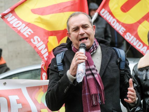 Critica politica in Italia: De Magistris attacca la campagna elettorale di Fico

De Magistris critica la campagna elettorale di Fico
L&#039;ex pm ed ex sindaco di Napoli, Luigi De Magistris, ha espresso una forte critica nei confronti del candidato del campo largo, Roberto Fico. Secondo De Magistris, la campagna elettorale di Fico è stata caratterizzata da una serie di eventi e dichiarazioni che hanno suscitato sorpresa e disapprovazione.
De Magistris ha affermato che la campagna elettorale di Fico è stata &quot;piena di poltrone e sofà&quot;, sottolineando come ciò sia stato percepito come un segno di distacco dalla realtà e dalle esigenze dei cittadini. Inoltre, De Magistris ha ricordato come Fico avesse inizialmente definito De Luca, il presidente della Regione Campania, come &quot;il male assoluto&quot;, per poi cambiare opinione e avvicinarsi alla destra.
Approfondimento
La critica di De Magistris si inserisce nel contesto di una campagna elettorale caratterizzata da forti tensioni e scontri tra i vari candidati. La posizione di Fico, in particolare, è stata oggetto di dibattito e discussione, con alcuni che lo accusano di avere una visione troppo moderata e altri che lo vedono come un possibile punto di riferimento per il centro-sinistra.
Possibili Conseguenze
Le dichiarazioni di De Magistris potrebbero avere un impatto significativo sulla campagna elettorale, in quanto potrebbero influenzare l&#039;opinione pubblica e modificare il panorama politico. È possibile che le critiche di De Magistris possano indebolire la posizione di Fico e favorire la crescita di altri candidati.
Opinione
Non è possibile esprimere un&#039;opinione personale su questo argomento, in quanto il ruolo di questo testo è quello di fornire informazioni oggettive e imparziali. Tuttavia, è possibile affermare che le dichiarazioni di De Magistris riflettono una visione critica della campagna elettorale di Fico e del suo approccio alla politica.
Analisi Critica dei Fatti
L&#039;analisi critica dei fatti rivela che la campagna elettorale di Fico è stata caratterizzata da una serie di eventi e dichiarazioni che hanno suscitato sorpresa e disapprovazione. La critica di De Magistris si inserisce in questo contesto, sottolineando come la posizione di Fico sia stata percepita come troppo moderata e come abbia cambiato opinione su De Luca.
Relazioni con altri fatti
La critica di De Magistris si inserisce in un contesto più ampio di dibattito e discussione sulla politica italiana. La campagna elettorale di Fico è solo uno degli aspetti di un panorama politico complesso e in continua evoluzione.
Contesto storico
La critica di De Magistris si inserisce in un contesto storico caratterizzato da forti tensioni e scontri tra i vari partiti politici. La politica italiana è stata oggetto di dibattito e discussione per anni, con vari partiti e candidati che si sono succeduti sulla scena politica.
Fonti
La fonte di questo articolo è il Corriere della Sera, che ha pubblicato un articolo intitolato &quot;De Magistris: «Fico? La sua campagna elettorale piena di poltrone e sofà. Per lui De Luca era il male assoluto: la destra è più coerente»&quot;. L&#039;articolo originale può essere trovato al seguente link: https://www.corriere.it/