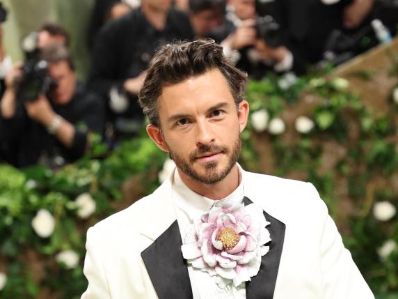 Jonathan Bailey eletto uomo più sexy al mondo da People una pietra miliare per la rappresentazione LGBTQ+