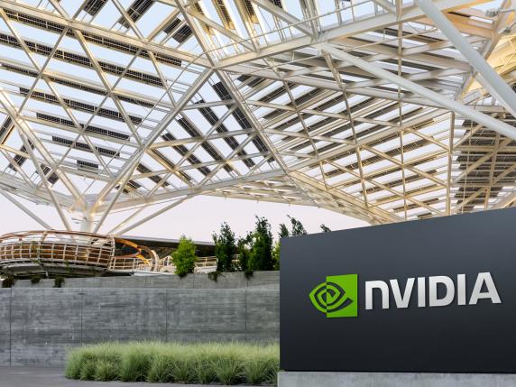 Nvidia: vendite di azioni da Thiel e Softbank alimentano l&#039;allarme di bolla e l&#039;incertezza sull&#039;IA