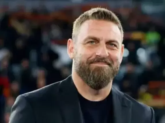 Daniele De Rossi è il nuovo allenatore del Genoa: sfida immediata contro la Fiorentina 

Approfondimento
La scelta di Daniele De Rossi come nuovo allenatore del Genoa rappresenta un cambiamento significativo per la squadra, che cerca di migliorare la sua posizione in classifica. De Rossi, con la sua esperienza e competenza, potrebbe essere il catalizzatore per un miglioramento delle prestazioni della squadra.

Possibili Conseguenze
L&#039;arrivo di De Rossi potrebbe avere conseguenze positive per il Genoa, come ad esempio un aumento della motivazione e della concentrazione dei giocatori. Tuttavia, è anche possibile che ci siano conseguenze negative, come ad esempio un periodo di transizione difficile per la squadra.

Opinione
La nomina di De Rossi come allenatore del Genoa è stata accolta con favore dai tifosi e dagli esperti del settore. Molti ritengono che De Rossi possa essere il leader che la squadra necessita per uscire dalla crisi e tornare a essere competitiva.

Analisi Critica dei Fatti
La scelta di De Rossi come allenatore del Genoa è stata dettata dalla necessità di cambiare la direzione della squadra. La squadra ha avuto un inizio di stagione difficile e la dirigenza ha deciso di intervenire per cercare di migliorare la situazione.

Relazioni con altri fatti
La nomina di De Rossi come allenatore del Genoa si inserisce nel contesto più ampio del campionato di calcio italiano. La squadra dovrà affrontare sfide difficili per migliorare la sua posizione in classifica e De Rossi dovrà utilizzare tutta la sua esperienza e competenza per guidare la squadra verso il successo.

Contesto storico
Il Genoa ha una lunga storia nel calcio italiano e ha avuto momenti di grande successo in passato. Tuttavia, negli ultimi anni la squadra ha avuto difficoltà a mantenere un livello di prestazioni costante. La nomina di De Rossi come allenatore rappresenta un tentativo di tornare ai vertici del calcio italiano.

Fonti
La notizia della nomina di De Rossi come allenatore del Genoa è stata riportata da diverse fonti, tra cui Corriere della Sera. La fonte originale dell&#039;articolo è Corriere della Sera.