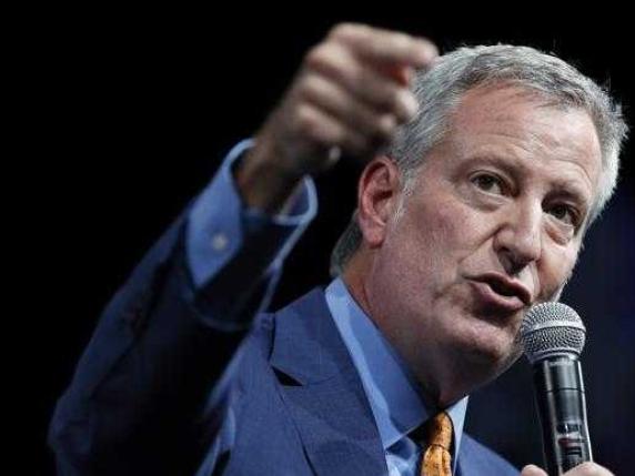 Le Elezioni a New York: Bill de Blasio Sostiene Mamdani come Vincitore Potenziale