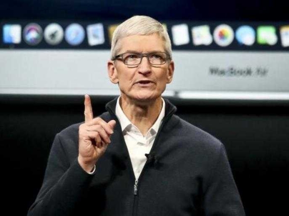 Apple apre la corsa alla successione di Tim Cook: quattro dirigenti in gara per il CEO