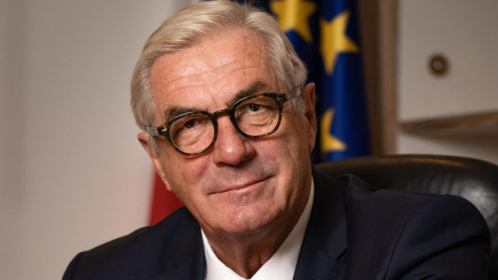 Difficoltà finanziarie per i dipartimenti francesi: un allarme lanciato dal presidente delle collettività dipartimentali François Sauvadet