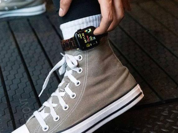 Indossare l&#039;Apple Watch sulla caviglia: una nuova tendenza tecnologica in ascesa