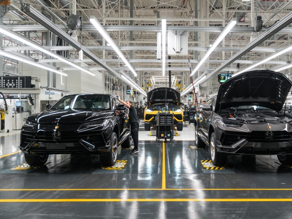 Mercato automobilistico in Italia: calo delle vendite a ottobre, ma cresce la domanda di veicoli ibridi ed elettrici

Approfondimento
Il mercato automobilistico italiano ha registrato un calo delle vendite dello 0,6% a ottobre, secondo i dati del ministero dei Trasporti. Tuttavia, le vendite di veicoli ibridi e elettrici hanno mostrato una tendenza positiva, probabilmente grazie agli incentivi governativi e alla crescente consapevolezza ambientale dei consumatori.

Possibili Conseguenze
Il calo delle vendite di auto a benzina e diesel potrebbe avere conseguenze positive per l&#039;ambiente, in termini di riduzione delle emissioni di gas serra. D&#039;altra parte, la crescita del mercato delle ibride e auto elettriche potrebbe creare nuove opportunità per l&#039;industria automobilistica e per i consumatori che cercano veicoli più sostenibili.

Opinione
È difficile prevedere come si evolverà il mercato automobilistico in futuro, ma è chiaro che la tendenza verso una mobilità più sostenibile è in atto. I governi e le aziende dovrebbero continuare a investire in tecnologie pulite e a promuovere l&#039;uso di veicoli elettrici e ibridi.

Analisi Critica dei Fatti
I dati del ministero dei Trasporti forniscono una visione d&#039;insieme del mercato automobilistico, ma è importante considerare anche altri fattori come la domanda dei consumatori, le politiche governative e le innovazioni tecnologiche. Un&#039;analisi più approfondita potrebbe aiutare a comprendere meglio le tendenze del mercato e a prevedere come si evolverà in futuro.

Relazioni con altri fatti
Il mercato automobilistico è collegato ad altri settori come l&#039;energia, l&#039;ambiente e la tecnologia. La crescita del mercato delle ibride e auto elettriche potrebbe avere conseguenze positive per l&#039;ambiente e per l&#039;industria energetica, mentre la riduzione delle vendite di auto a benzina e diesel potrebbe avere conseguenze negative per l&#039;industria petrolifera.

Contesto storico
Il mercato automobilistico ha subito molte trasformazioni nel corso degli anni, influenzate da fattori come la crisi petrolifera, la globalizzazione e le innovazioni tecnologiche. La tendenza verso una mobilità più sostenibile è un fenomeno relativamente recente, ma che sta guadagnando sempre più importanza.

Fonti
La fonte di questo articolo è il Corriere della Sera, un quotidiano italiano. L&#039;articolo originale può essere trovato al seguente link: https://www.corriere.it/. È importante notare che i dati e le informazioni presentate in questo articolo sono basati su fonti ufficiali e attendibili.