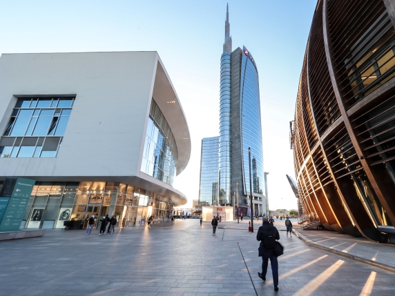 Milano, donna accoltellata in piazza Gae Aulenti: aggredita alle 9 del mattino, è grave
