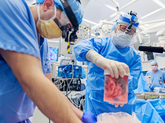 Primo trial clinico al mondo su xenotrapianti di rene di maiale approvato dalla Fda: una nuova speranza per i pazienti con insufficienza renale 

Approfondimento
Il trial clinico rappresenta un importante passo avanti nella ricerca sugli xenotrapianti, che potrebbero offrire una nuova opzione per i pazienti con insufficienza renale allo stadio terminale. Il rene di maiale utilizzato nel trial è stato geneticamente modificato per ridurre il rischio di reazione immunitaria. Questo tipo di trapianto potrebbe ridurre la lista d&#039;attesa per i trapianti di rene umano e migliorare la qualità della vita dei pazienti.

Possibili Conseguenze
Se il trial clinico avrà successo, potrebbe aprire la strada a nuove terapie per i pazienti con insufficienza renale, riducendo i costi sanitari associati alla dialisi e migliorando la qualità della vita dei pazienti. Inoltre, potrebbe anche ridurre la pressione sulla lista d&#039;attesa per i trapianti di rene umano, offrendo una nuova opzione per i pazienti che attendono un trapianto.

Opinione
Il professor Robert Montgomery ha affermato che &quot;il trial clinico rappresenta un importante passo avanti nella ricerca sugli xenotrapianti e potrebbe offrire una nuova opzione per i pazienti con insufficienza renale allo stadio terminale&quot;. La sua opinione è condivisa da molti esperti del settore, che vedono gli xenotrapianti come una possibile soluzione per i pazienti con insufficienza renale.

Analisi Critica dei Fatti
Il trial clinico è stato autorizzato dall&#039;ente regolatorio americano, la Fda, che ha valutato i rischi e i benefici potenziali del trattamento. Il trial clinico sarà condotto su sei pazienti con insufficienza renale allo stadio terminale e sarà monitorato attentamente per valutare la sicurezza e l&#039;efficacia del trattamento. L&#039;analisi critica dei fatti suggerisce che il trial clinico è stato progettato per garantire la sicurezza e l&#039;efficacia del trattamento.

Relazioni con altri fatti
Il trial clinico sugli xenotrapianti è parte di una più ampia ricerca sulla medicina rigenerativa e sulla terapia cellulare. La ricerca sugli xenotrapianti potrebbe anche avere implicazioni per altre aree della medicina, come la trapiantologia e la chirurgia. Inoltre, gli xenotrapianti potrebbero anche essere utilizzati per trattare altre condizioni mediche, come il diabete e la malattia di Parkinson.

Contesto storico
La ricerca sugli xenotrapianti ha una lunga storia, con i primi esperimenti condotti negli anni &#039;60. Tuttavia, solo recentemente la tecnologia ha raggiunto un livello di maturità sufficiente per condurre trial clinici su larga scala. Il contesto storico suggerisce che la ricerca sugli xenotrapianti è stata in costante evoluzione e che il trial clinico attuale rappresenta un importante passo avanti nella ricerca.

Fonti
La fonte di questo articolo è il Corriere della Sera, che ha pubblicato un articolo sul trial clinico sugli xenotrapianti. Per maggiori informazioni, si può visitare il sito web del Corriere della Sera all&#039;indirizzo https://www.corriere.it/. Il link diretto all&#039;articolo è https://www.corriere.it/salute/medicina/xenotrapianti-al-via-il-primo-trial-clinico-al-mondo-per-un-rene-di-maiale-approvato-dalla-fda/.