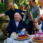 Italia dei secoli: il numero di centenari aumenta, duemila in più in un anno, dove e come vivono i più longevi