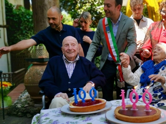 Italia dei secoli: il numero di centenari aumenta, duemila in più in un anno, dove e come vivono i più longevi