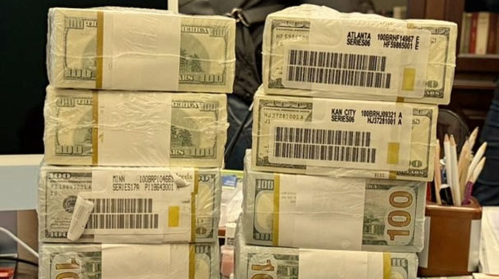 Banche ucraine vietate a emettere bundle di $100: decisione della Banca Nazionale dell’Ucraina