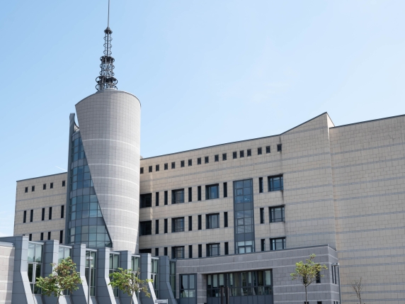 Prelievo di 147.000 euro senza consenso: la moglie perde il mantenimento e l’uomo è accusato di infedeltà economica