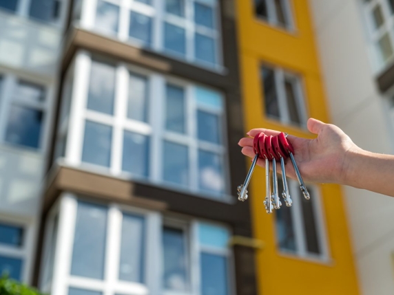 Proposta di FdI per Sfratti più Veloci: Impatto sulla Stabilità Abitativa e Possibili Conseguenze Sociali