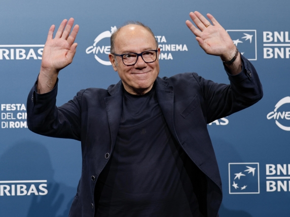 Verdone è sindaco per un giorno: visita alle periferie, centro anziani e premiazione con la Lupa Capitolina