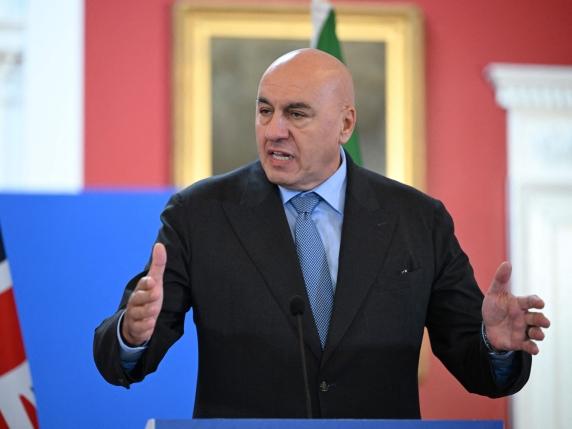 Ministro della Difesa Crosetto condanna i cori fascisti a Parma: una ferma presa di posizione contro l&#039;estremismo