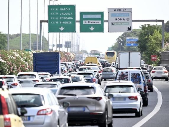 Donna di 37 anni aggredita dall&#039;ex a Roma: si salva lanciandosi dall&#039;auto sul Grande Raccordo Anulare