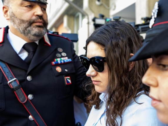 Caso Chiara Petrolini: una storia di dolore e interrogativi sulla salute mentale e la giustizia

Approfondimento
Il caso di Chiara Petrolini, la 22enne di Traversetolo imputata per il duplice omicidio dei figli appena nati, ha sollevato molte domande sulla sua salute mentale e sulle motivazioni che l&#039;hanno portata a compiere un simile atto. La sua dichiarazione agli psichiatri, in cui afferma di non essere pazza e di voler fare la maestra, aggiunge un ulteriore livello di complessità alla vicenda.

Possibili Conseguenze
Le conseguenze di questo caso potrebbero essere gravi, non solo per la vita di Chiara Petrolini, ma anche per la comunità e la società in generale. La sentenza del processo potrebbe avere un impatto significativo sulla percezione pubblica della salute mentale e della giustizia.

Opinione
È importante notare che, in questo caso, è fondamentale mantenere un approccio obiettivo e non giudicare la persona senza conoscere tutti i fatti. La dichiarazione di Chiara Petrolini solleva molte domande e richiede un&#039;analisi approfondita delle circostanze.

Analisi Critica dei Fatti
L&#039;analisi dei fatti del caso Petrolini richiede un esame dettagliato delle prove e delle testimonianze. È essenziale considerare tutti gli elementi, comprese le dichiarazioni della stessa Chiara Petrolini, per comprendere appieno la vicenda.

Relazioni con altri fatti
Il caso di Chiara Petrolini potrebbe essere collegato ad altri casi di violenza o di problemi di salute mentale. È importante considerare queste possibili relazioni per comprendere meglio la complessità del caso.

Contesto storico
Il caso di Chiara Petrolini si inserisce in un contesto storico in cui la salute mentale e la giustizia sono argomenti di grande attualità. La società sta diventando sempre più consapevole dell&#039;importanza della salute mentale e della necessità di un approccio più compassionevole e comprensivo.

Fonti
Il caso di Chiara Petrolini è stato riportato da diverse fonti, tra cui il Corriere della Sera. Per ulteriori informazioni, si può consultare l&#039;articolo originale sul sito del Corriere della Sera: https://www.corriere.it/