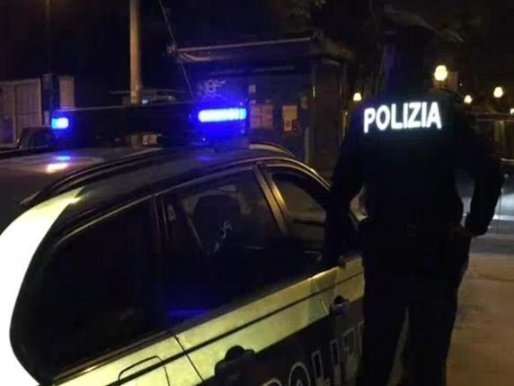 Tragedia a Napoli: poliziotto ucciso e collega ferito in incidente stradale con Suv 
Fonte: Corriere della Sera https://www.corriere.it/notizie/ultima-ora/napoli-incidente-mortale-volante-si-schianta-contro-suv-68ed22570b52c.shtml