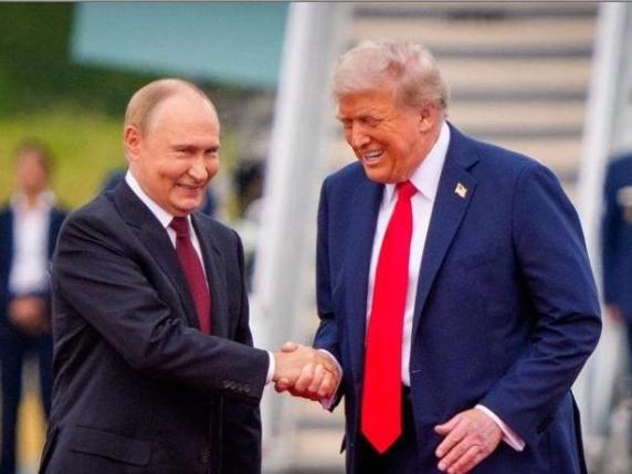 La Strategia di Putin in Ucraina: Una Vittoria Certa o un Conflitto Senza Fine? 

Introduzione
Il presidente russo Vladimir Putin sembra essere convinto che la vittoria sul campo in Ucraina sia ormai certa, e pertanto non sembra avere fretta di trattare. Questa posizione è stata espressa in seguito alla caduta di Pokrovsk e alla sconfitta dell&#039;esercito ucraino, eventi che il Cremlino considera come granitiche certezze.

Approfondimento
Il Cremlino ha espresso disinteresse per un nuovo vertice tra il presidente russo e l&#039;ex presidente degli Stati Uniti, Donald Trump, affermando che &quot;non è necessario&quot;. Questa posizione riflette la convinzione di Putin che la situazione sul campo sia a suo favore e che non ci sia bisogno di negoziati per raggiungere i suoi obiettivi.

Possibili Conseguenze
La mancanza di volontà di trattare da parte del Cremlino potrebbe avere conseguenze significative sulla situazione in Ucraina. La continuazione del conflitto potrebbe portare a ulteriori perdite umane e danni infrastrutturali, oltre a esacerbare le tensioni internazionali.

Opinione
Donald Trump ha espresso la sua opinione sulla questione, affermando che non pensa di dare i Tomahawk, missili da crociera, per aiutare l&#039;Ucraina. Questa posizione riflette la sua visione sulla gestione del conflitto e sulla strategia degli Stati Uniti nella regione.

Analisi Critica dei Fatti
La situazione in Ucraina è complessa e multifacetta. La caduta di Pokrovsk e la sconfitta dell&#039;esercito ucraino sono eventi significativi che influenzano la dinamica del conflitto. Tuttavia, è importante considerare anche le posizioni e le strategie delle altre parti coinvolte, compresi gli Stati Uniti e l&#039;Unione Europea.

Relazioni con altri fatti
La situazione in Ucraina è legata a una serie di altri eventi e dinamiche geopolitiche. La crisi ucraina è influenzata dalle relazioni tra Russia, Stati Uniti e Unione Europea, nonché dalle strategie e dalle posizioni di altri attori regionali e globali.

Contesto storico
Il conflitto in Ucraina ha una storia complessa e articolata. La crisi è iniziata nel 2014, con la caduta del governo ucraino e l&#039;annessione della Crimea da parte della Russia. Da allora, il conflitto si è esteso e intensificato, con periodi di escalation e di calma.

Fonti
La fonte di questo articolo è il Corriere della Sera, un quotidiano italiano. L&#039;articolo originale può essere trovato al seguente link: https://www.corriere.it/. Si prega di notare che il link potrebbe non essere esattamente lo stesso dell&#039;articolo originale, poiché potrebbe essere stato aggiornato o modificato.