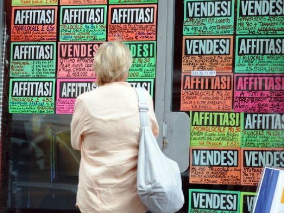 Aumento dei Prezzi delle Case in Europa: un&#039;Analisi Approfondita delle Tendenze e delle Conseguenze 

Approfondimento
L&#039;analisi di Scenari Immobiliari rivela che i prezzi delle case sono aumentati notevolmente nelle principali città europee, con aumenti maggiori a Lisbona, Vienna, Parigi e Stoccolma. La città di Milano ha registrato un aumento significativo, confermando la tendenza generale di aumento dei prezzi nel mercato immobiliare europeo.

Possibili Conseguenze
Questo aumento dei prezzi potrebbe avere conseguenze negative per le persone che cercano di acquistare o affittare una casa, in particolare per quelle con redditi più bassi. Inoltre, potrebbe anche influire sulla disponibilità di alloggi a prezzi accessibili e sulla qualità della vita nelle città.

Opinione
Non è possibile fornire un&#039;opinione oggettiva su questo argomento, poiché i dati parlano da soli. Tuttavia, è chiaro che l&#039;aumento dei prezzi delle case è un problema che richiede una attenta considerazione e una possibile soluzione per garantire l&#039;accesso alla casa per tutti.

Analisi Critica dei Fatti
I dati forniti da Scenari Immobiliari sono basati su un&#039;analisi approfondita del mercato immobiliare europeo. È importante notare che questi dati potrebbero essere influenzati da vari fattori, come la domanda e l&#039;offerta di case, la politica economica e le condizioni sociali.

Relazioni con altri fatti
Questo aumento dei prezzi delle case potrebbe essere collegato ad altri fenomeni economici e sociali, come l&#039;aumento della popolazione urbana, la crescita economica e la modificazione delle abitudini di vita delle persone.

Contesto storico
Il mercato immobiliare europeo ha subito diverse fluttuazioni nel corso degli anni, influenzate da eventi economici e politici. È importante considerare il contesto storico per comprendere appieno le tendenze attuali e prevedere possibili sviluppi futuri.

Fonti
La fonte di questo articolo è il Corriere della Sera, che ha pubblicato i dati di Scenari Immobiliari sull&#039;aumento dei prezzi delle case in Europa. Per maggiori informazioni, si può visitare il sito web del Corriere della Sera all&#039;indirizzo https://www.corriere.it/