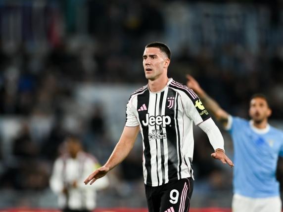 Debutto di Luciano Spalletti alla Guida della Juventus: Cremonese-Juve e Napoli-Como si Affrontano nel Campionato di Serie A

Il Debutto di Spalletti in Cremonese-Juve
Il campionato di Serie A prosegue con nuove emozioni e sfide interessanti. Tra le partite di oggi, spiccano due incontri che attireranno l&#039;attenzione dei tifosi: Napoli-Como e Cremonese-Juve. La prima partita vedrà il Napoli affrontare il Como, mentre la seconda sarà il debutto di Luciano Spalletti alla guida della Juventus nella partita contro la Cremonese.

Approfondimento
La partita Napoli-Como si preannuncia come un incontro molto interessante, con il Napoli che cercherà di confermare la sua posizione in classifica e il Como che tenterà di ottenere punti importanti per la salvezza. Dall&#039;altra parte, la Cremonese-Juve sarà una sfida emozionante, con la Juventus che cercherà di tornare alla vittoria dopo un periodo di risultati altalenanti e la Cremonese che tenterà di sfruttare il fattore casalingo per ottenere un risultato positivo.

Possibili Conseguenze
I risultati di queste partite potrebbero avere un impatto significativo sulla classifica della Serie A. Una vittoria del Napoli potrebbe consolidare la sua posizione tra le prime squadre, mentre una sconfitta potrebbe farlo scivolare verso il centro della classifica. Per quanto riguarda la Juventus, una vittoria contro la Cremonese potrebbe aiutarla a risalire la classifica e a ritrovare la fiducia, mentre una sconfitta potrebbe aumentare le preoccupazioni per la stagione in corso.

Opinione
È difficile prevedere con certezza l&#039;esito di queste partite, considerando la variabilità dei risultati nel campionato di Serie A. Tuttavia, è chiaro che sia il Napoli che la Juventus hanno le carte in regola per ottenere la vittoria, grazie alle loro squadre ben organizzate e ai loro giocatori di talento.

Analisi Critica dei Fatti
Un&#039;analisi critica dei fatti rivela che la chiave per il successo in queste partite sarà la capacità delle squadre di adattarsi alle tattiche dell&#039;avversario e di sfruttare al meglio le opportunità create. Inoltre, la condizione fisica e la motivazione dei giocatori saranno fondamentali per determinare l&#039;esito delle partite.

Relazioni con altri fatti
Queste partite sono parte di un quadro più ampio del campionato di Serie A, dove ogni risultato può influenzare la classifica e le ambizioni delle squadre. I risultati di oggi saranno importanti non solo per le squadre direttamente coinvolte, ma anche per le altre squadre che lottano per la salvezza o per la qualificazione alle coppe europee.

Contesto storico
La Serie A è uno dei campionati più competitivi e seguiti al mondo, con una storia ricca di emozioni e di sfide leggendarie. Le partite di oggi si inseriscono in questo contesto, offrendo ai tifosi l&#039;opportunità di vivere emozioni uniche e di assistere a sfide di alto livello.

Fonti
Le informazioni su queste partite sono disponibili su vari siti web e canali di informazione sportiva, tra cui Corriere della Sera. Per vedere le partite di oggi in diretta, è possibile consultare i programmi televisivi o i siti web di streaming autorizzati.