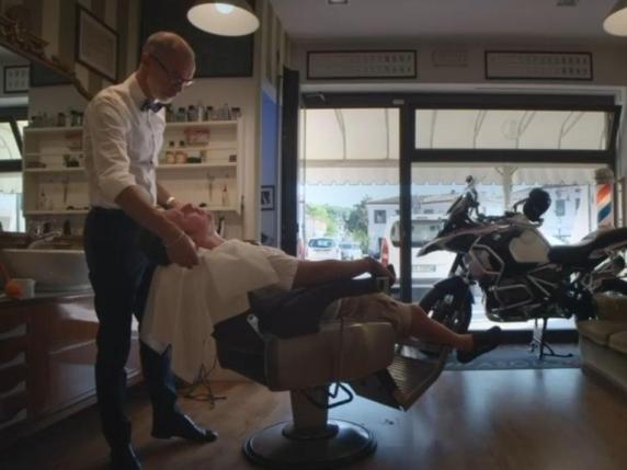 Barbiere di Montebelluna: un solo taglio alla volta, senza musica né prodotti