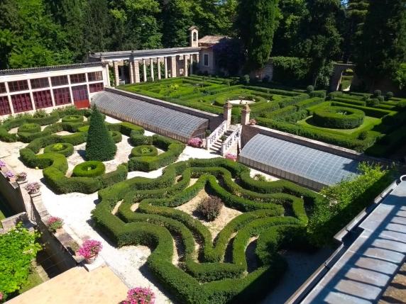 Villa Miralfiore: un&#039;oasi di bellezza e storia tra giardini all&#039;italiana e opere d&#039;arte