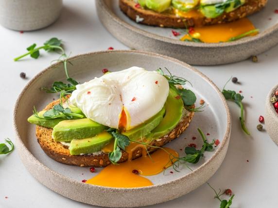 Proteine alla colazione: come e perché includerle nella tua dieta quotidiana per una salute migliore

Approfondimento
Le proteine sono un elemento fondamentale nella nostra dieta quotidiana, poiché svolgono un ruolo cruciale nella costruzione e nel mantenimento dei tessuti del corpo. Esistono due tipi di aminoacidi: essenziali e non essenziali. Gli aminoacidi essenziali non possono essere prodotti dal corpo e devono essere assunti attraverso la dieta. Le fonti di proteine possono essere di origine animale, come carne, pesce, uova e latticini, o di origine vegetale, come legumi, cereali e noci.

Possibili Conseguenze
Una carenza di proteine nella dieta può portare a problemi di salute, come la perdita di massa muscolare, la debolezza e la stanchezza. Al contrario, un&#039;adeguata assunzione di proteine può aiutare a prevenire queste condizioni e supportare la salute generale.

Opinione
È importante notare che le esigenze proteiche variano da persona a persona, in base a fattori come l&#039;età, il sesso, il peso e il livello di attività fisica. Pertanto, è fondamentale consultare un professionista della salute per determinare le proprie esigenze proteiche individuali.

Analisi Critica dei Fatti
La scelta delle fonti di proteine è cruciale per una dieta equilibrata. Le fonti di proteine di origine animale possono essere ricche di grassi saturi e colesterolo, mentre le fonti di proteine di origine vegetale possono essere più povere di calorie e ricche di fibre.

Relazioni con altri fatti
La proteina è strettamente legata ad altri nutrienti, come i carboidrati e i grassi. Una dieta equilibrata deve includere una combinazione di questi nutrienti per supportare la salute generale.

Contesto storico
La consapevolezza dell&#039;importanza delle proteine nella dieta umana risale a molti anni fa. Tuttavia, solo recentemente si è compresa appieno l&#039;importanza delle proteine nella prevenzione delle malattie croniche e nel supporto della salute generale.

Fonti
Fonte: Corriere della Sera