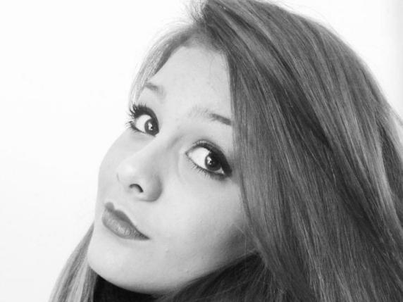 La tragedia di Carolina Picchio: il cyberbullismo che ha cambiato la vita di una famiglia e sollevato un dibattito nazionale sulla sicurezza online 

Approfondimento
La storia di Carolina Picchio è un caso emblematico dei pericoli del cyberbullismo e dell&#039;impatto che può avere sui giovani. La sua morte ha scosso l&#039;opinione pubblica e ha sollevato un dibattito importante sulla necessità di proteggere i minori dalla violenza online.

Possibili Conseguenze
Il caso di Carolina Picchio ha dimostrato che il cyberbullismo può avere conseguenze devastanti per le vittime e le loro famiglie. È fondamentale che i genitori, gli educatori e le autorità prendano misure efficaci per prevenire e contrastare questo fenomeno.

Opinione
Secondo Paolo Picchio, il padre di Carolina, la sua generazione ha fatto da cavia per il web e i social media. Questa affermazione sottolinea la necessità di una maggiore consapevolezza e responsabilità nell&#039;uso delle tecnologie digitali, soprattutto tra i giovani.

Analisi Critica dei Fatti
Il caso di Carolina Picchio è stato ampiamente documentato e analizzato. La sua storia è un esempio di come il cyberbullismo possa essere una forma di violenza estremamente pericolosa e come sia fondamentale intervenire tempestivamente per prevenire tragedie simili.

Relazioni con altri fatti
Il caso di Carolina Picchio non è isolato. Ci sono stati molti altri casi di cyberbullismo che hanno avuto conseguenze tragiche. È fondamentale che si impari da questi casi e che si prendano misure concrete per prevenire e contrastare il cyberbullismo.

Contesto storico
Il caso di Carolina Picchio si è verificato nel 2013, un periodo in cui i social media e il web stavano diventando sempre più popolari tra i giovani. La sua storia è un esempio di come la tecnologia possa essere una doppia spada, offrendo molti benefici ma anche molti rischi.

Fonti
La fonte di questo articolo è il Corriere della Sera, che ha pubblicato un&#039;intervista con Paolo Picchio, il padre di Carolina. L&#039;articolo originale può essere trovato al seguente link: https://www.corriere.it/