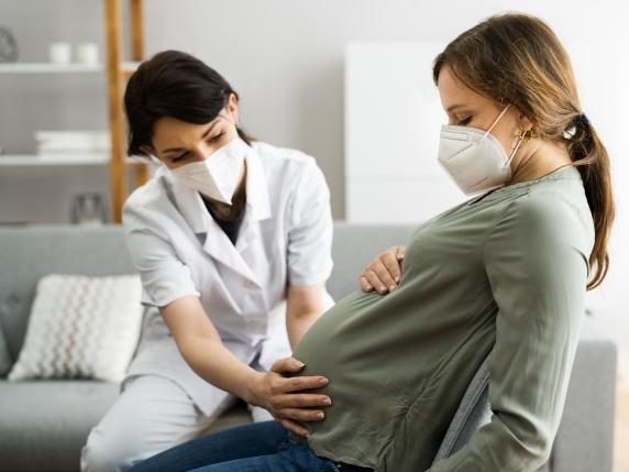 Covid-19 in Gravidanza: Nuovi Rischi per lo Sviluppo Neurologico dei Bambini 

Il Covid in gravidanza e il rischio di autismo
Uno studio recente condotto al Mass General Brigham ha rivelato che il Covid in gravidanza potrebbe essere associato a un maggior rischio di autismo nei bambini. Secondo i risultati dello studio, la probabilità di sviluppo di un disturbo dello sviluppo neurologico entro i tre anni per i bambini nati da madri che hanno contratto il Covid durante la gravidanza sarebbe del 29% più alta.

Approfondimento
Lo studio in questione ha esaminato i dati di una coorte di bambini nati da madri che hanno contratto il Covid durante la gravidanza, confrontandoli con quelli di bambini nati da madri che non hanno contratto il virus. I risultati hanno mostrato una correlazione significativa tra l&#039;infezione da Covid durante la gravidanza e il rischio di sviluppo di disturbi dello sviluppo neurologico, tra cui l&#039;autismo.

Possibili Conseguenze
Se confermati, i risultati di questo studio potrebbero avere importanti implicazioni per la salute pubblica e la prevenzione dei disturbi dello sviluppo neurologico. Potrebbero inoltre influenzare le linee guida per la gestione della gravidanza e la prevenzione del Covid durante questo periodo.

Opinione
È importante notare che lo studio non stabilisce una causalità diretta tra il Covid e l&#039;autismo, ma piuttosto una correlazione. Pertanto, è necessario attendere ulteriori ricerche per confermare questi risultati e comprendere meglio i meccanismi sottostanti.

Analisi Critica dei Fatti
I risultati dello studio devono essere interpretati con cautela, considerando la complessità del tema e la necessità di ulteriori ricerche. Tuttavia, lo studio fornisce una importante contribuzione alla comprensione dei possibili effetti del Covid sulla salute fetale e infantile.

Relazioni con altri fatti
Questo studio si inserisce nel più ampio contesto della ricerca sulle conseguenze a lungo termine del Covid sulla salute umana. Altri studi hanno esaminato gli effetti del Covid sulla salute mentale, cardiovascolare e respiratoria, tra gli altri.

Contesto storico
La pandemia di Covid-19 ha rappresentato una sfida senza precedenti per la salute pubblica globale. La ricerca sulle conseguenze a lungo termine del Covid è fondamentale per comprendere gli impatti sulla salute umana e sviluppare strategie di prevenzione e intervento efficaci.

Fonti
Lo studio è stato condotto al Mass General Brigham e i risultati sono stati pubblicati su una rivista scientifica. La fonte originale dell&#039;articolo è Corriere della Sera, che ha riportato i risultati dello studio in un articolo intitolato &quot;Il Covid in gravidanza potrebbe essere associato a un maggior rischio di autismo: lo studio&quot;.