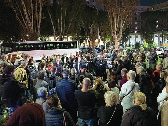 Fiaccolata per Beatrice Bellucci: la comunità locale chiede maggiore sicurezza sulle strade