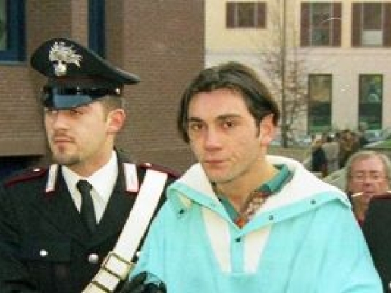 Caso Del Grande: Vandalismi Sospetti e Ritorno nella Casa della Strage, un Mistero che Solleva Interrogativi sulla Sicurezza Pubblica e la Gestione dei Condannati per Reati Gravi

Approfondimento
Il caso di Del Grande solleva diverse questioni relative alla sicurezza pubblica e alla gestione dei condannati per reati gravi. La possibilità che Del Grande possa utilizzare l&#039;eredità per finanziare la sua fuga solleva interrogativi sulla gestione delle risorse economiche dei condannati e sulla loro capacità di accedere a fondi che potrebbero essere utilizzati per attività illecite.

Possibili Conseguenze
Le azioni di Del Grande potrebbero avere conseguenze significative per la comunità locale. I vandalismi e le minacce possono creare un clima di paura e insicurezza, mentre la possibilità di una sua fuga potrebbe mettere a rischio la sicurezza pubblica. È fondamentale che le autorità prendano misure adeguate per monitorare la situazione e prevenire eventuali azioni pericolose.

Opinione
Il caso di Del Grande solleva interrogativi sulla capacità del sistema giudiziario di gestire i condannati per reati gravi e di prevenire la recidiva. È necessario un approccio più efficace per garantire la sicurezza pubblica e prevenire azioni pericolose.

Analisi Critica dei Fatti
Il caso di Del Grande è complesso e richiede un&#039;analisi approfondita dei fatti. È importante considerare le circostanze del caso, le azioni di Del Grande e le conseguenze potenziali per la comunità locale. Un&#039;analisi critica dei fatti può aiutare a identificare le aree di rischio e a sviluppare strategie per prevenire azioni pericolose.

Relazioni con altri fatti
Il caso di Del Grande può essere collegato ad altri casi di condannati per reati gravi che hanno commesso azioni pericolose dopo la loro liberazione. È importante considerare le similitudini e le differenze tra questi casi per sviluppare strategie più efficaci per prevenire la recidiva e garantire la sicurezza pubblica.

Utilità pratica
Il caso di Del Grande può essere utilizzato come esempio per sviluppare strategie più efficaci per gestire i condannati per reati gravi e prevenire la recidiva. È importante considerare le lezioni apprese da questo caso e applicarle ad altri contesti per migliorare la sicurezza pubblica.

Contesto storico
Il caso di Del Grande si inserisce in un contesto storico più ampio di gestione dei condannati per reati gravi e prevenzione della recidiva. È importante considerare le tendenze e le strategie utilizzate in passato per gestire questi casi e sviluppare approcci più efficaci per il futuro.

Fonti
Il caso di Del Grande è stato riportato da diverse fonti, tra cui Corriere della Sera. È importante considerare le fonti originali per ottenere informazioni accurate e aggiornate sul caso.