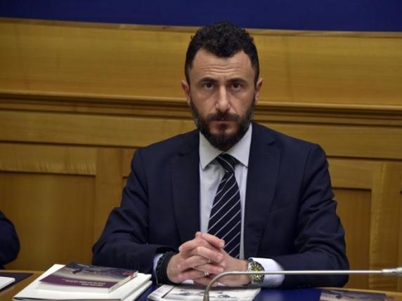 Condanna per il deputato Emanuele Pozzolo: le conseguenze dell&#039;incidente di Capodanno a Rosazza e il dibattito sulla sicurezza delle armi da fuoco in Italia