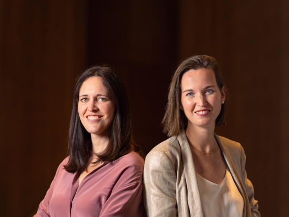 Due Sorelle e un Vino Unico: la Cantina di Julia e Karoline con Simboli Esoterici dell&#039;Età del Bronzo