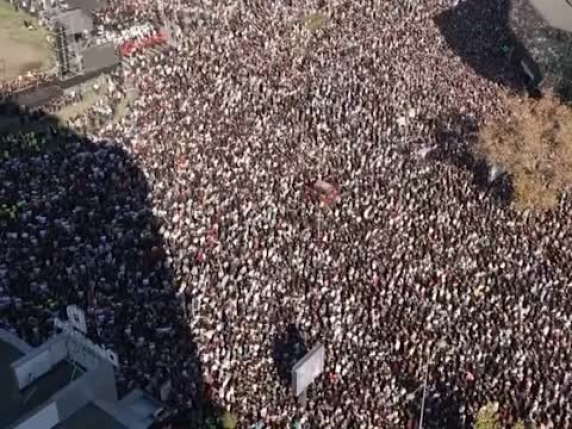 Novi Sad si ferma in silenzio: una città unanime nel dolore per le 16 vittime