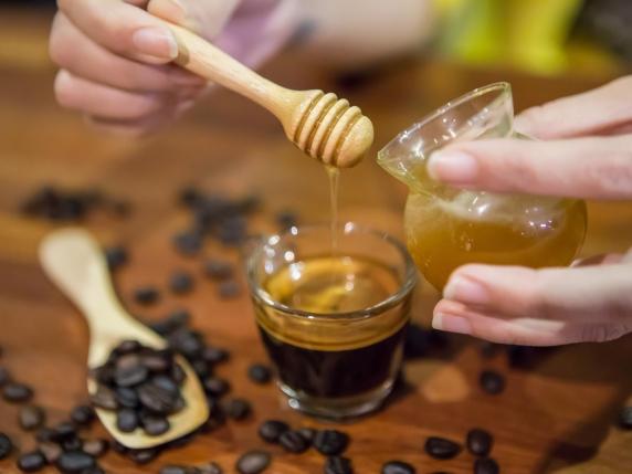 Miele o Marmellata nel Caffè: Quali Sono le Differenze in Termini di Proprietà, Calorie e Indice Glicemico?